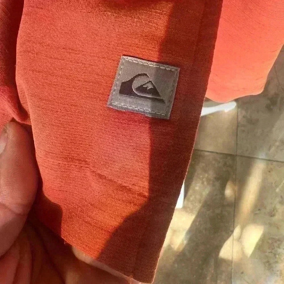 Quicksilver men’s Large shirt worn once freshly dry cleaned. Short sleeves - Picture 6 of 9